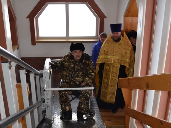 В главном православном храме Саянска установили подъемник для инвалидов
