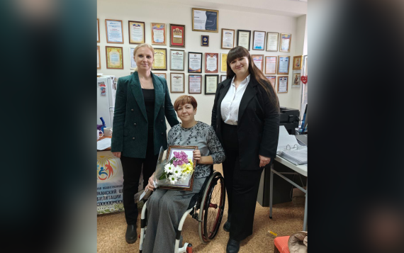 Председатель Луганской региональной организации ВОИ Елена Рожкова удостоена награды главы республики