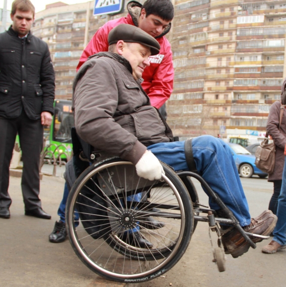 Инвалидов лишат групп. Сайт инвалидов колясочников во Владимире. Инвалидов лишили льгот. Лишение инвалида коляски. Молодой Тюменский инвалид.