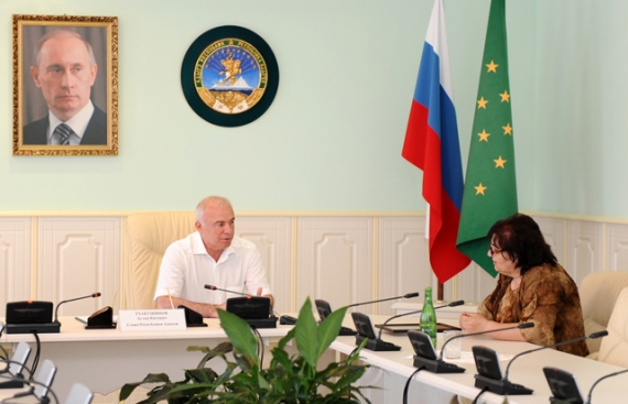 Главе Адыгеи вручено благодарственное письмо от Всероссийской организации инвалидов