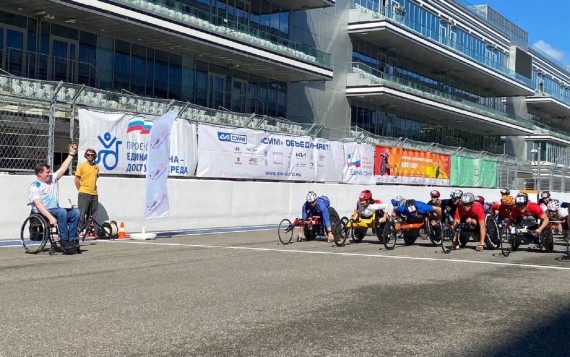 На трассе «Сириус Автодром» завершился XI Международный полумарафон на спортивных колясках «Рецепт-Спорт»