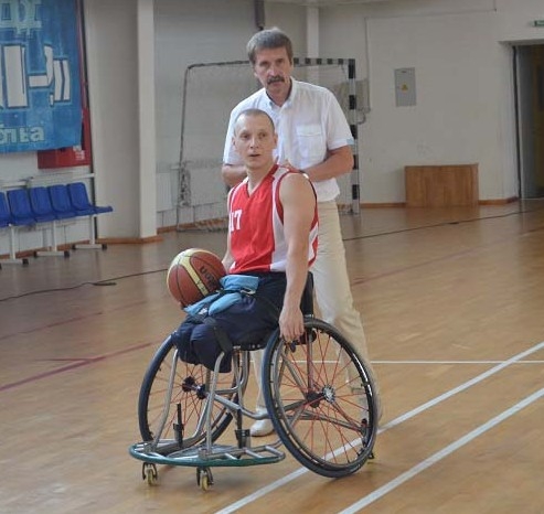 Тобольские инвалиды осваивают баскетбол на колясках 