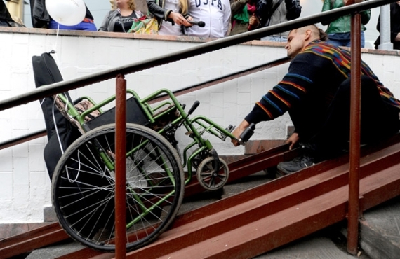 Москвичи-инвалиды, проживающие в ЦАО, получат «шагающие коляски»
