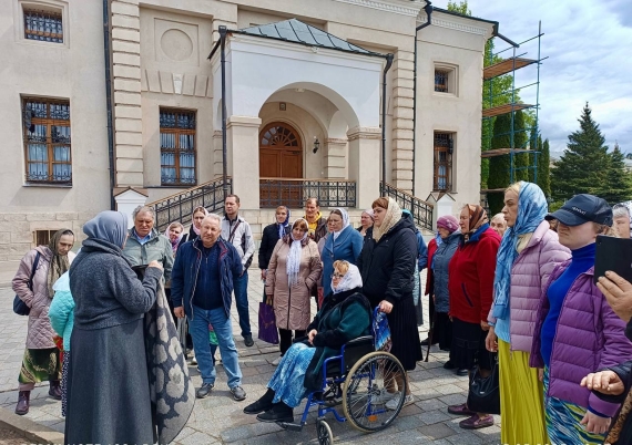 В Брянской области туристы с инвалидностью совершили паломничество в Оптину пустынь