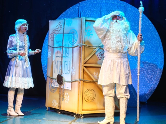 «Поезд чудес»: в Омске для детей с инвалидностью прошёл праздничный спектакль