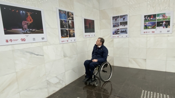 В столичной эскалаторной галерее на Воробьевых горах открылась фотовыставка о людях с инвалидностью «Без барьеров»
