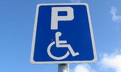На парковках для инвалидов разместят особые таблички 