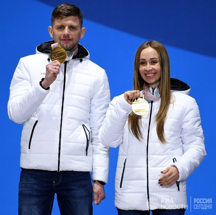 Ведущий Алексей Иванов и Михалина Лысова
