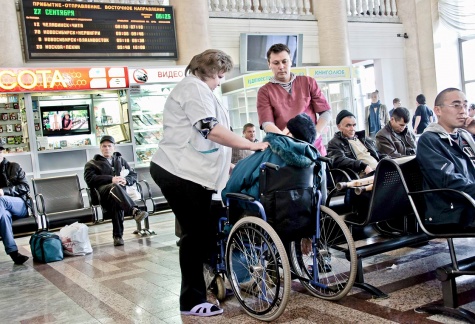 Скидка инвалидам на жд билеты 2 группы. Кассы для инвалидов на вокзале. Инвалиды на ЖД вокзале. Зал ожидания для инвалидов. Места для инвалидов на вокзале.