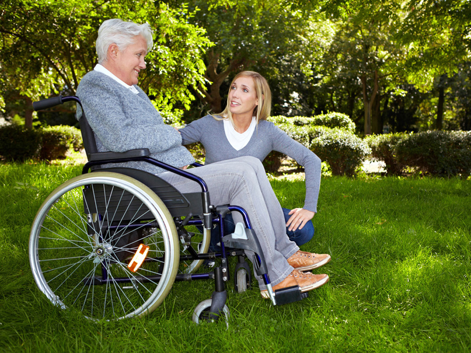 Общение с пожилым инвалидом. Пожилые с ограниченными возможностями. Пожилые люди и инвалиды. Инвалид с сопровождающим. Старики инвалиды.